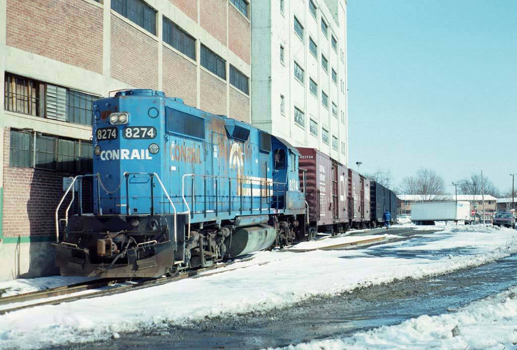 CR 8274 at the warehouses along I St in Washington DC. 2/93 | Conrail ...