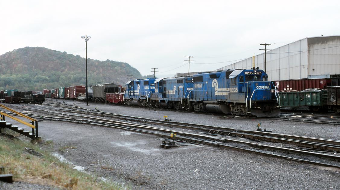 CR 8235, 5846, 8232 at Hollidaysburg, PA 10/79 | Conrail Photo Archive
