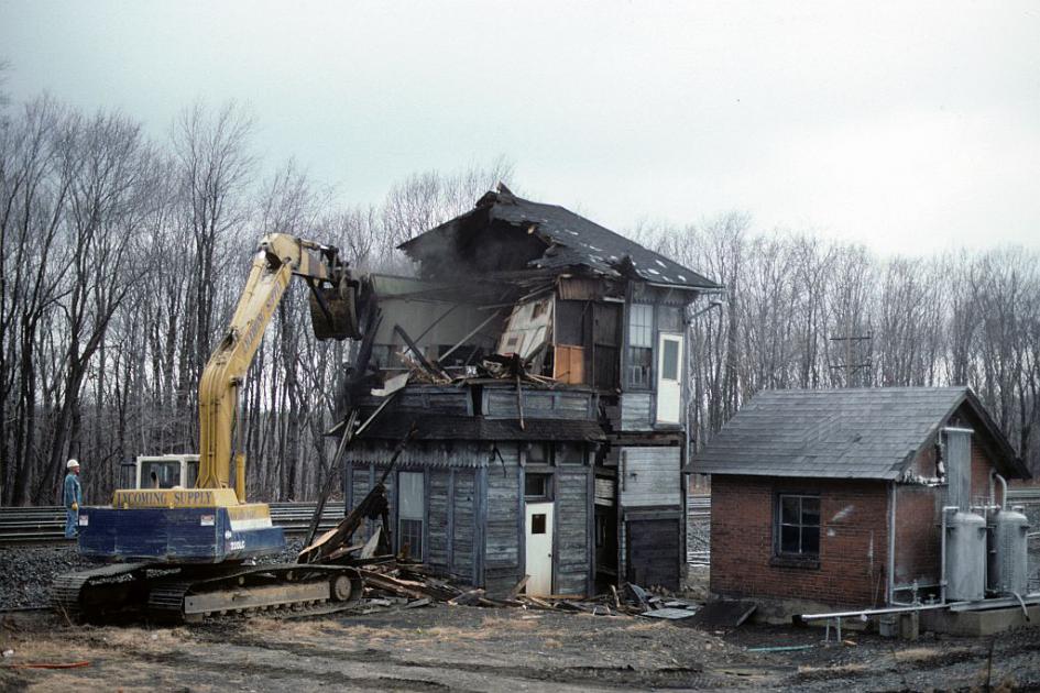 MO tower demo Cresson, PA 1271998 Conrail Photo Archive